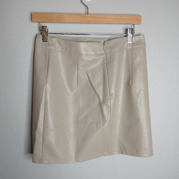 Lulu's Corte Vegan Leather Mini Skirt, beige, size S - Picture 4 of 7